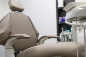 Stomatolog wykona odbudowę uzębienia przy pomocy implantów zębowych