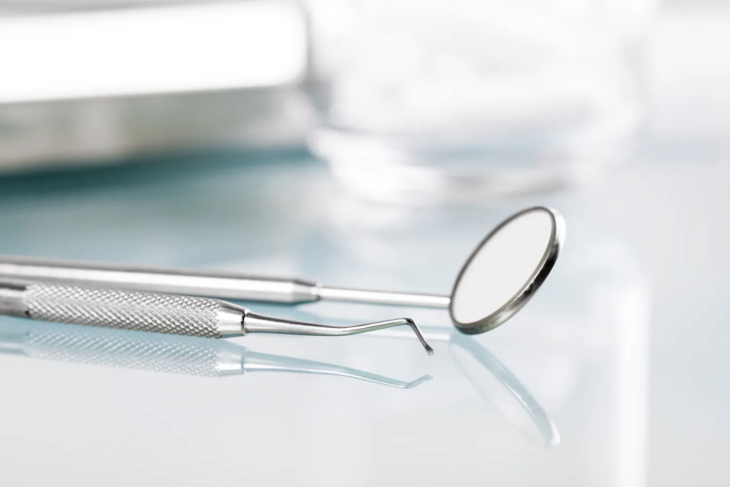 Co dentysta wkłada do zęba po usunięciu?